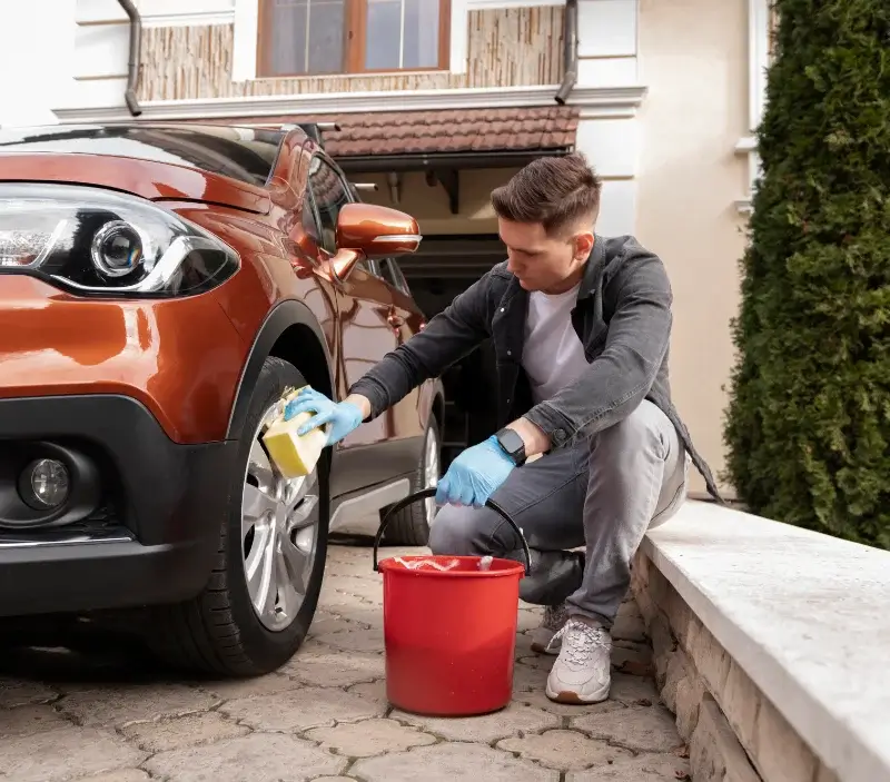 Lavage auto à domicile Sarran : professionnel intervenant sur un véhicule
